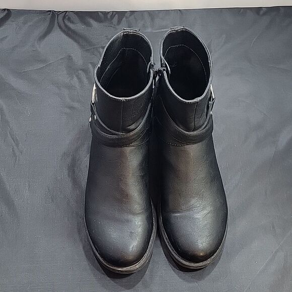 G BY GUESS ROUND TOE ZIP CLOSURE ANKLE BOOT - Picture 2 of 16